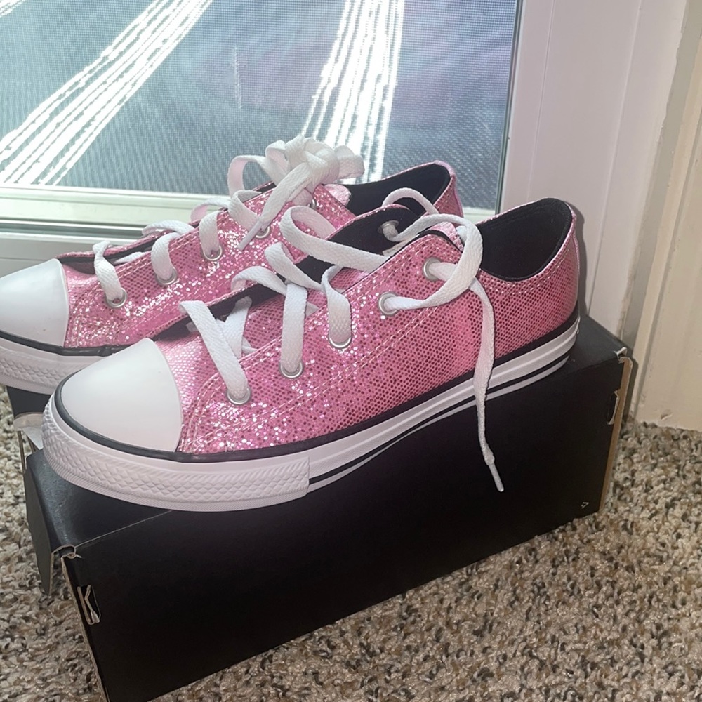 Youth pink converse